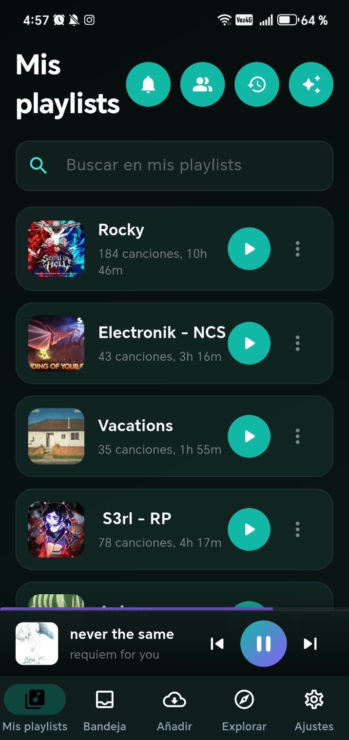 Lista de playlists con carátula, número de canciones y duración, y el minirreproductor abajo
